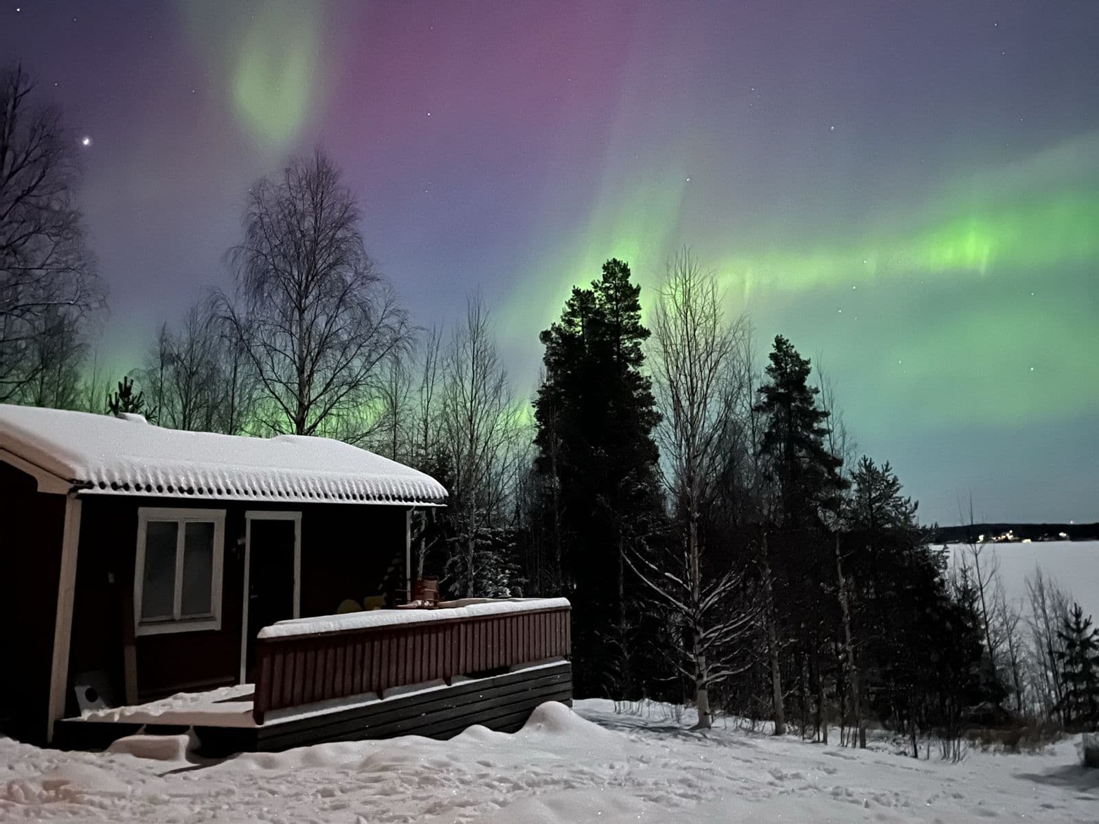 Stugan under norrskenet, vid sjön